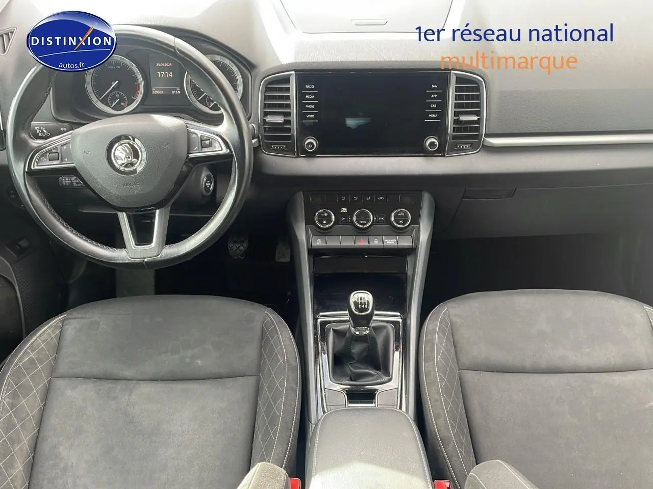 Intérieur noir du Skoda Karoq 2018 vu de face, volant cuir multifonction et levier de vitesse manuel au centre.