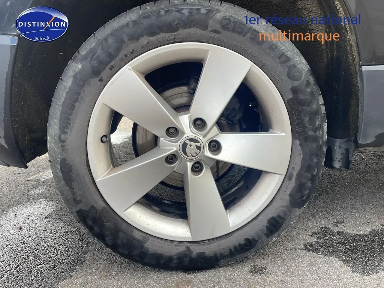 Gros plan sur la jante alu 5 branches et pneu Continental d'un Skoda Karoq noir côté arrière droit.