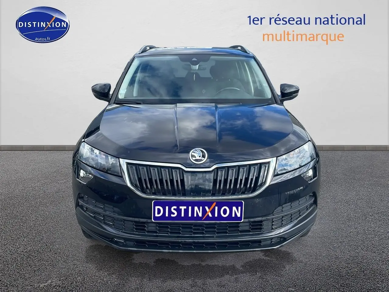 Vue frontale d'un Skoda Karoq noir 2018 avec calandre chromée et logo distinctif sur fond neutre.