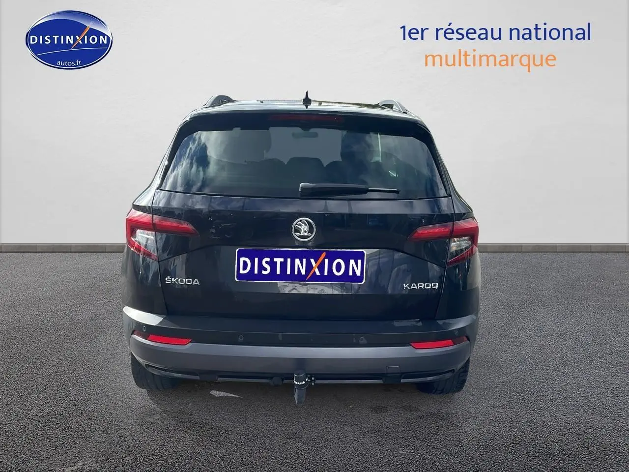 Vue arrière d'un SUV SKODA KAROQ noir avec attelage et feux arrière LED, sur fond neutre.