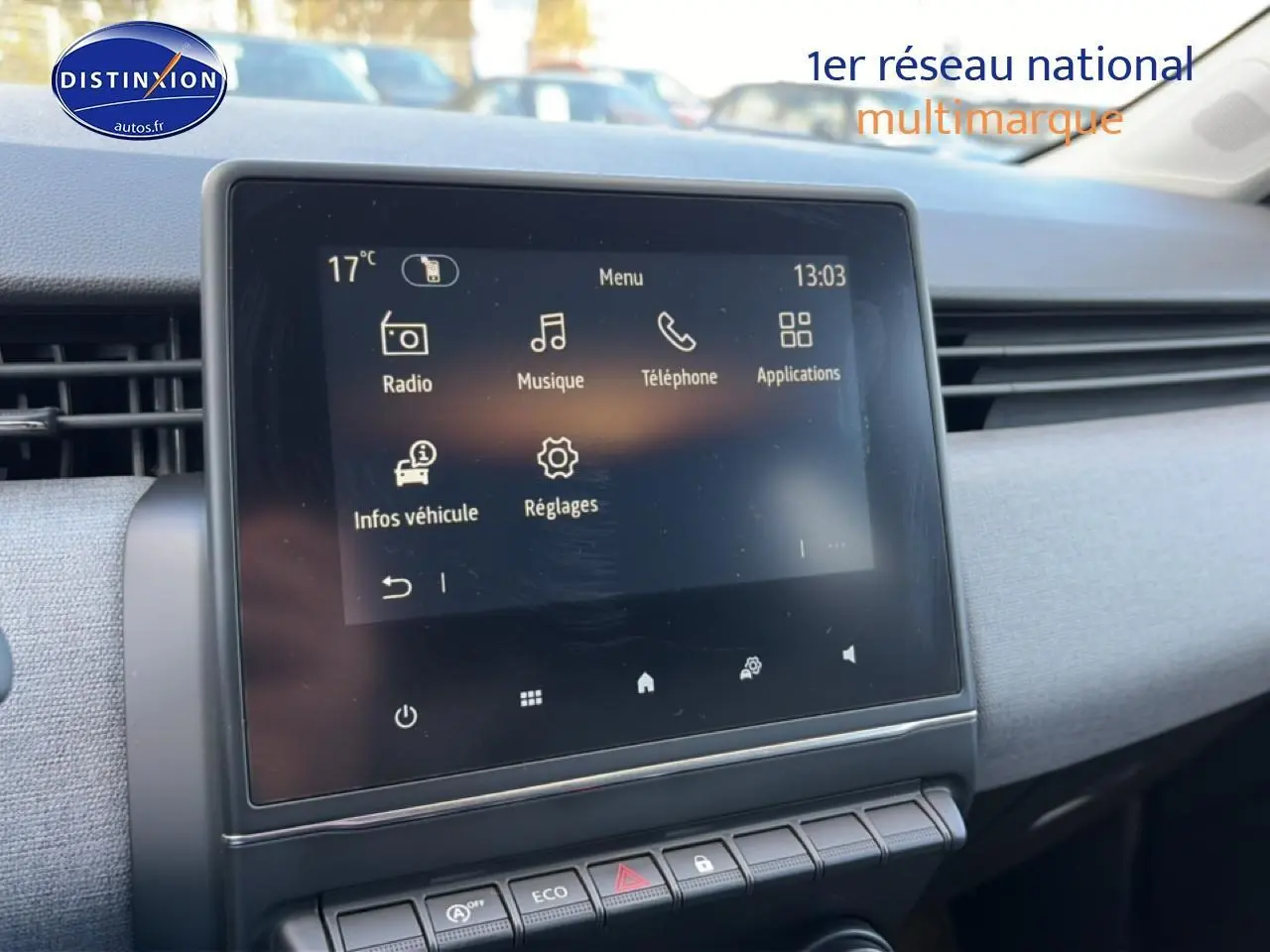 Écran tactile central et tableau de bord gris clair de la Renault Clio V 2025, version essence boîte auto.