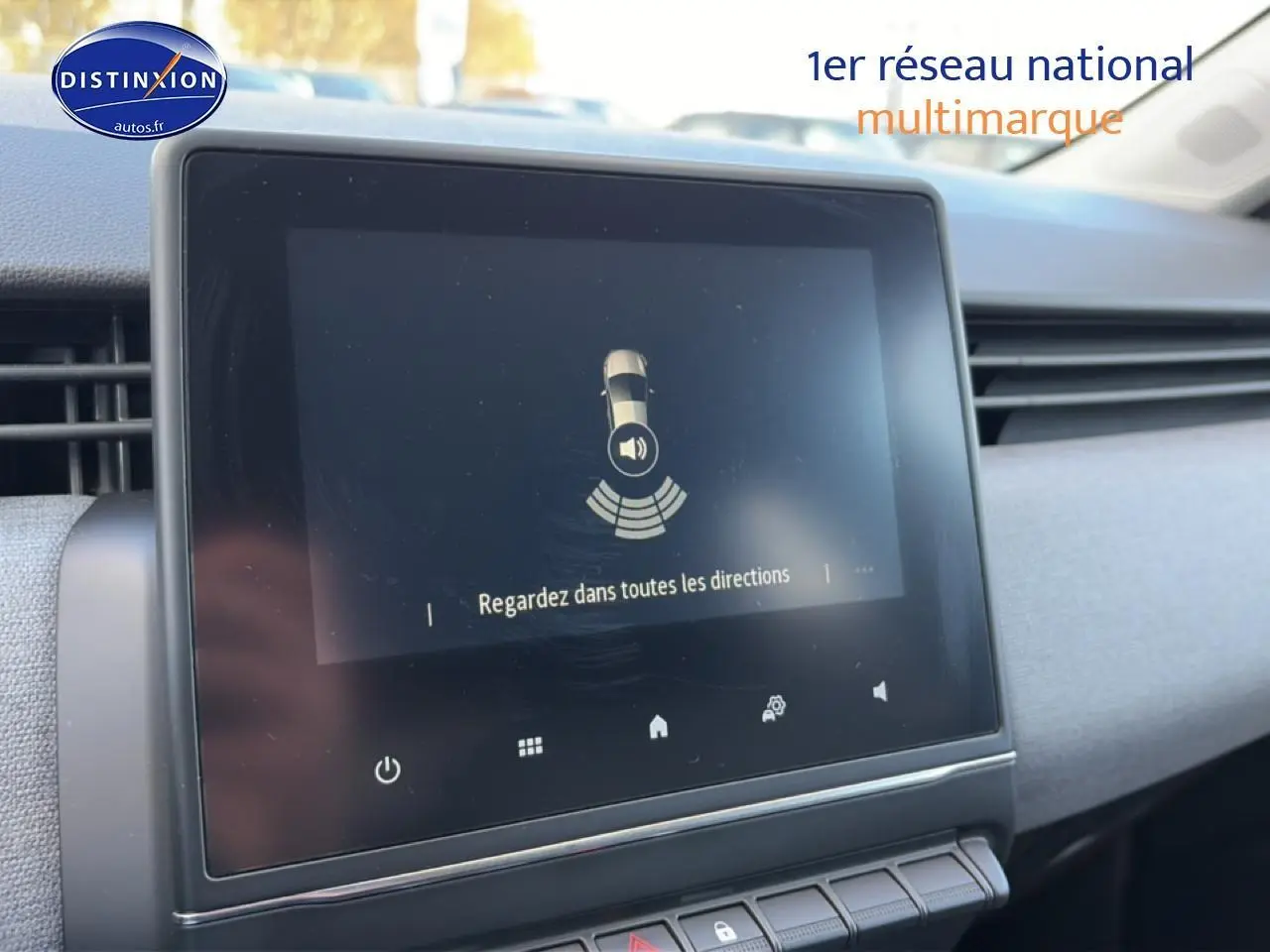 Écran tactile central de la Renault Clio V gris foncé, affichant l'alerte de surveillance périmétrique.