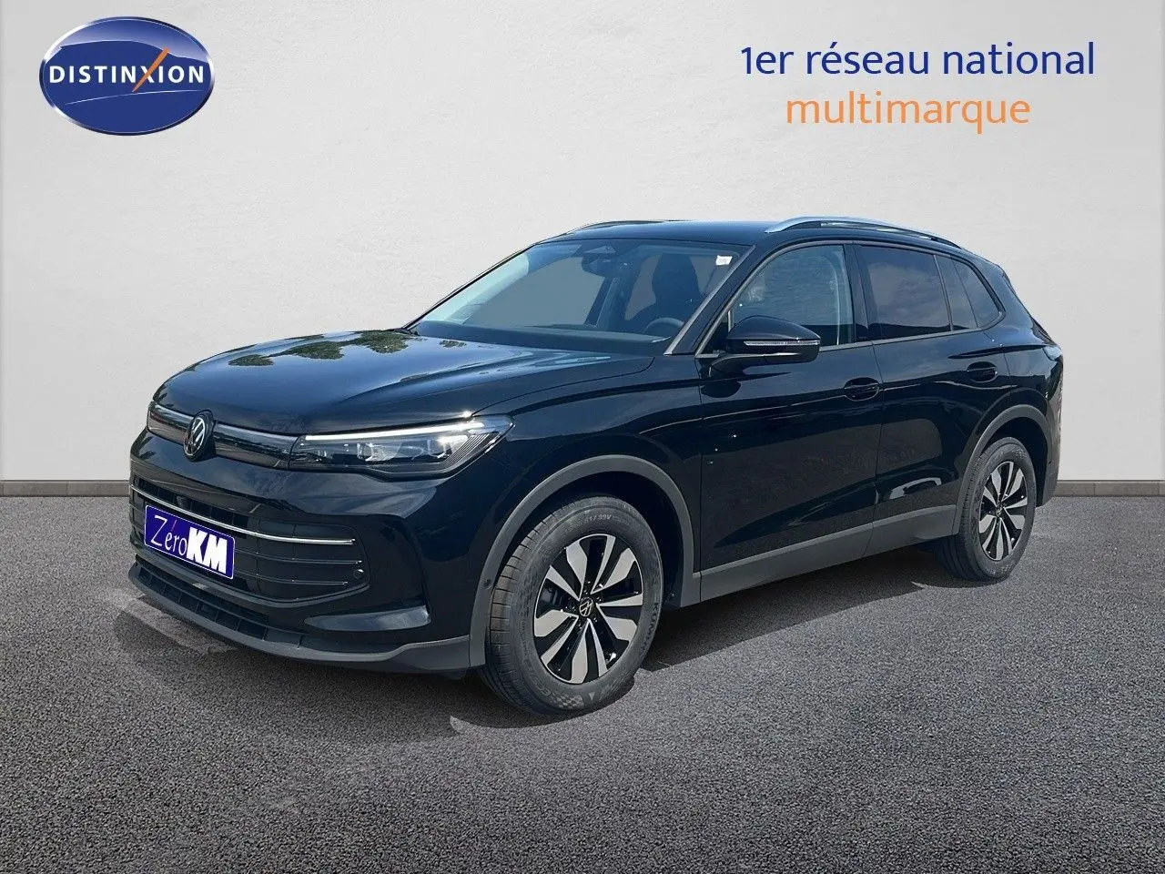 Volkswagen Tiguan 1.5 TSI noir grenadilla 3/4 avant droit, SUV compact avec jantes alliage distinctives.