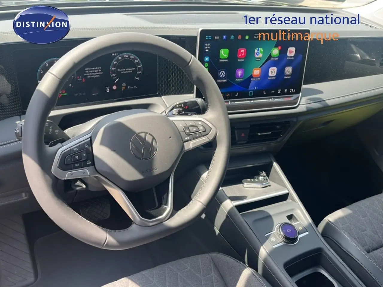 Vue intérieure centrée sur le volant et le tableau de bord numérique d’un Volkswagen Tiguan noir Grenadilla 2026.