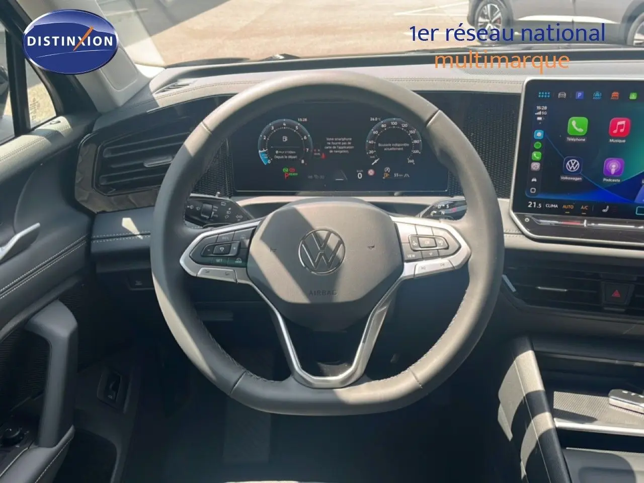 Vue intérieure centrée sur le volant multifonction et le tableau de bord numérique du Volkswagen Tiguan noir Grenadilla.