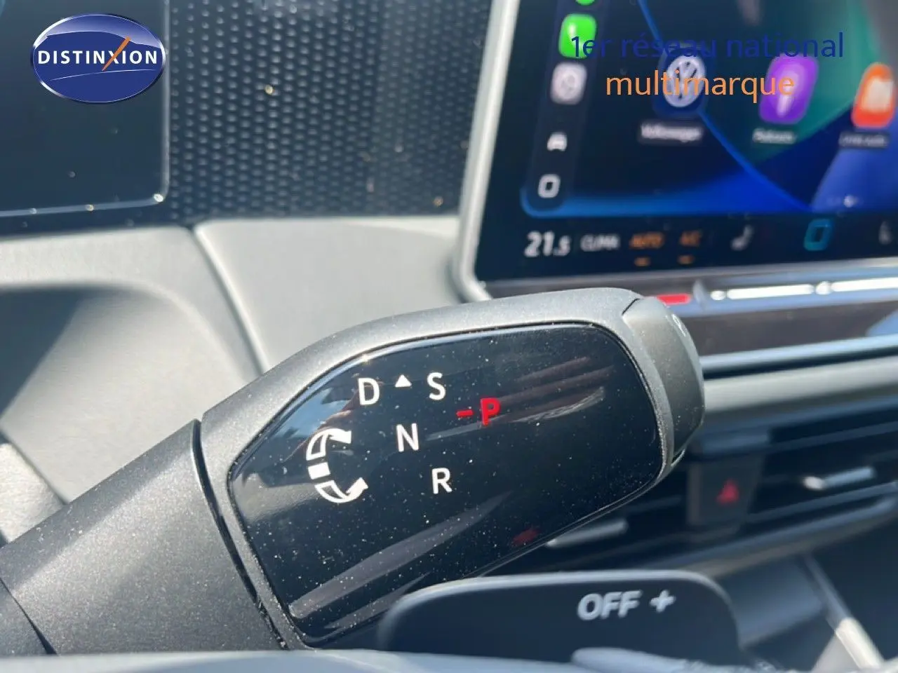 Gros plan sur le levier de vitesses automatique noir du Volkswagen Tiguan 2026, avec écran tactile en arrière-plan.
