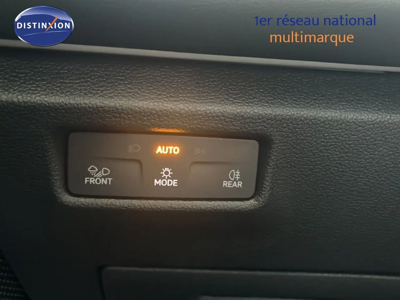Détail du tableau de bord du Volkswagen Tiguan 2026 montrant les commandes d'éclairage en mode automatique, intérieur noir.