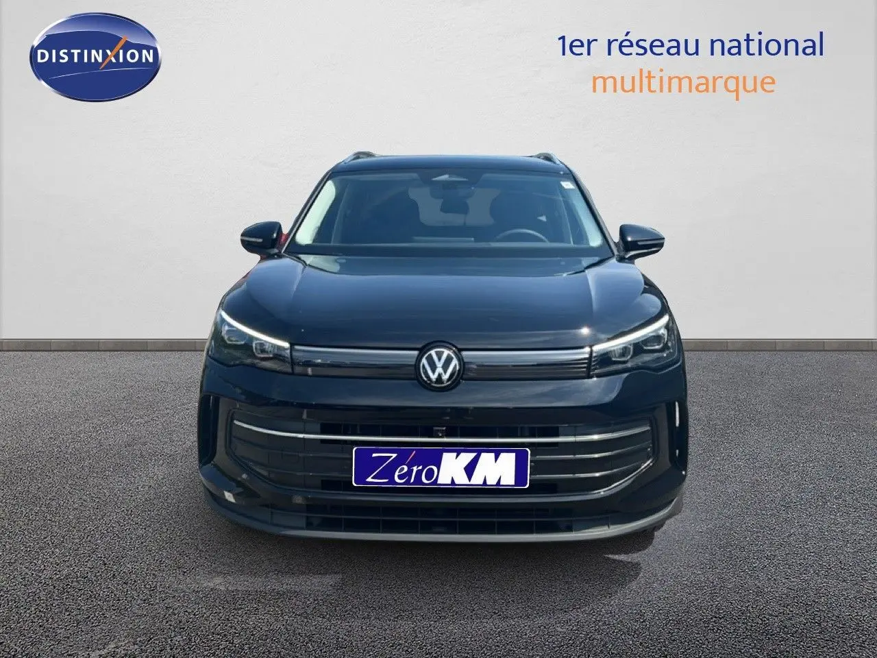 Vue frontale d'un Volkswagen Tiguan noir Grenadilla métallisé avec calandre et phares LED distinctifs.