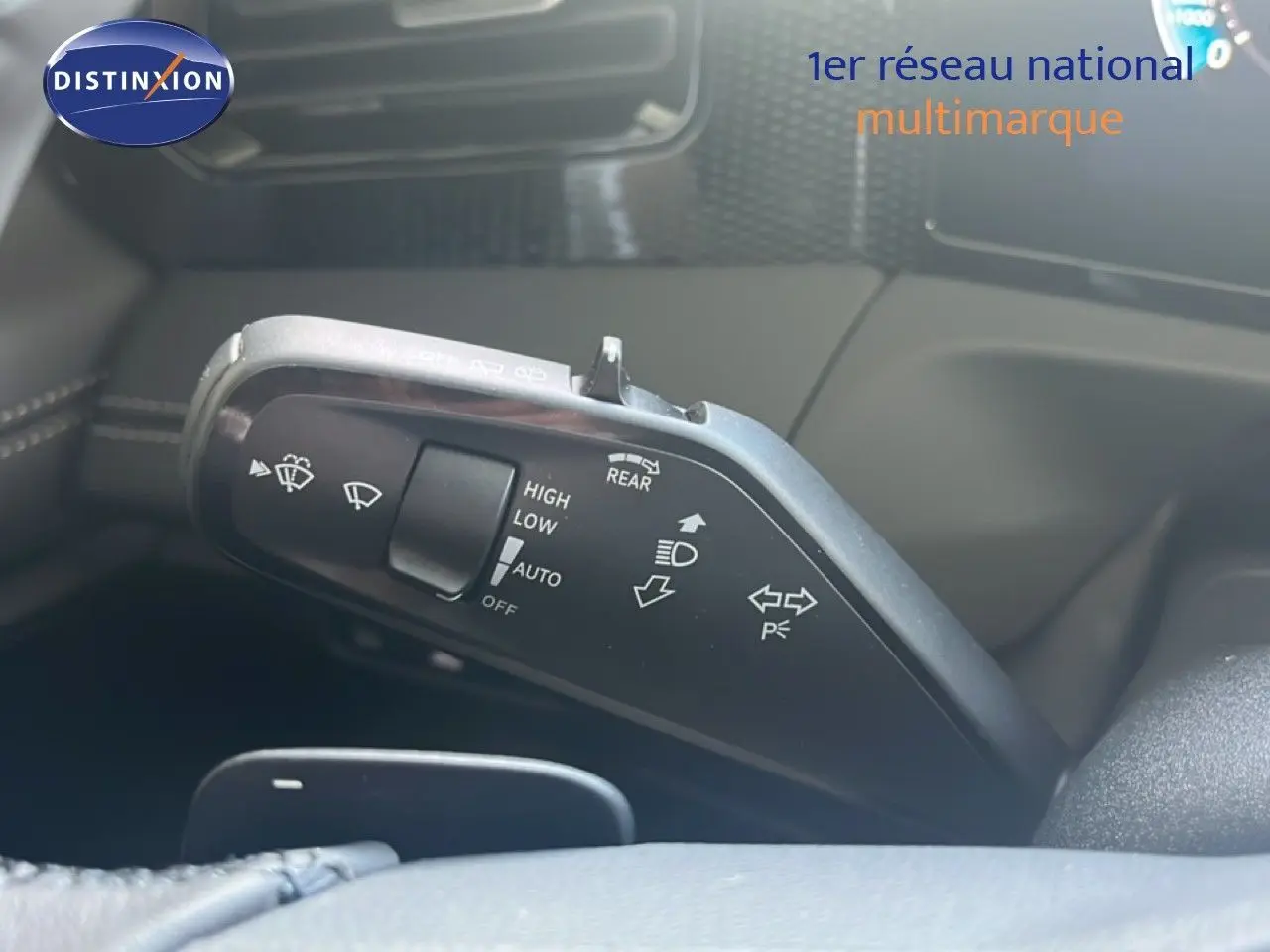 Gros plan sur le commodo gauche du Volkswagen Tiguan 2026 noir Grenadilla, montrant les commandes d'éclairage et essuie-glace.
