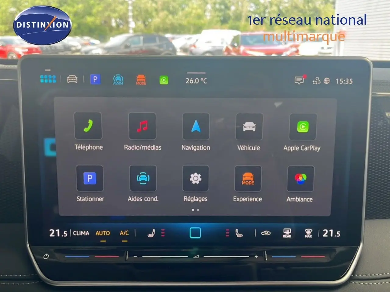 Écran tactile central du Volkswagen Tiguan 2026 affichant les options de navigation et médias, intérieur noir visible.