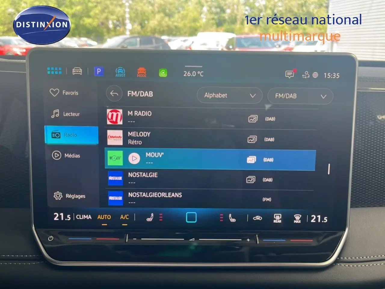 Écran tactile central du Volkswagen Tiguan 2026 affichant les options radio FM/DAB avec interface moderne et finition noire.