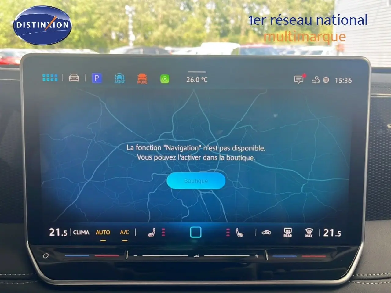 Écran tactile central du Volkswagen Tiguan 2026 affichant un message d'activation de la navigation, intérieur noir.