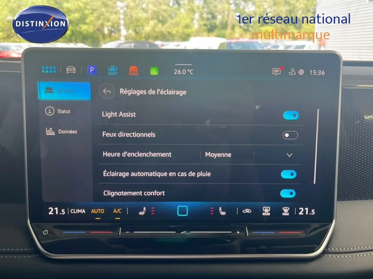 Écran tactile intérieur du Volkswagen Tiguan 2026 affichant les réglages d'éclairage, vue frontale du tableau de bord.