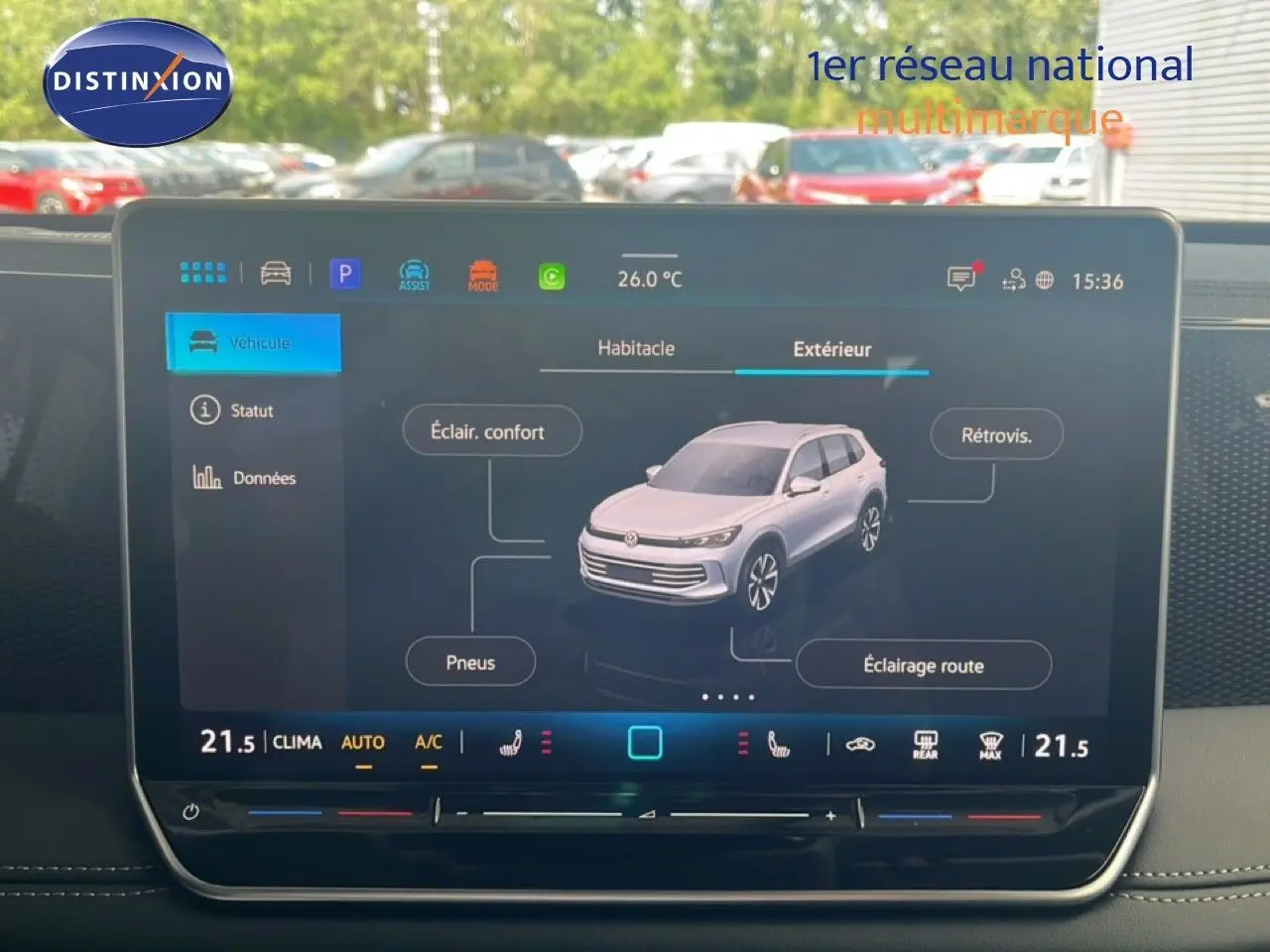 Écran tactile intérieur du Volkswagen Tiguan 2026 affichant les réglages extérieurs, vue frontale du SUV gris clair.
