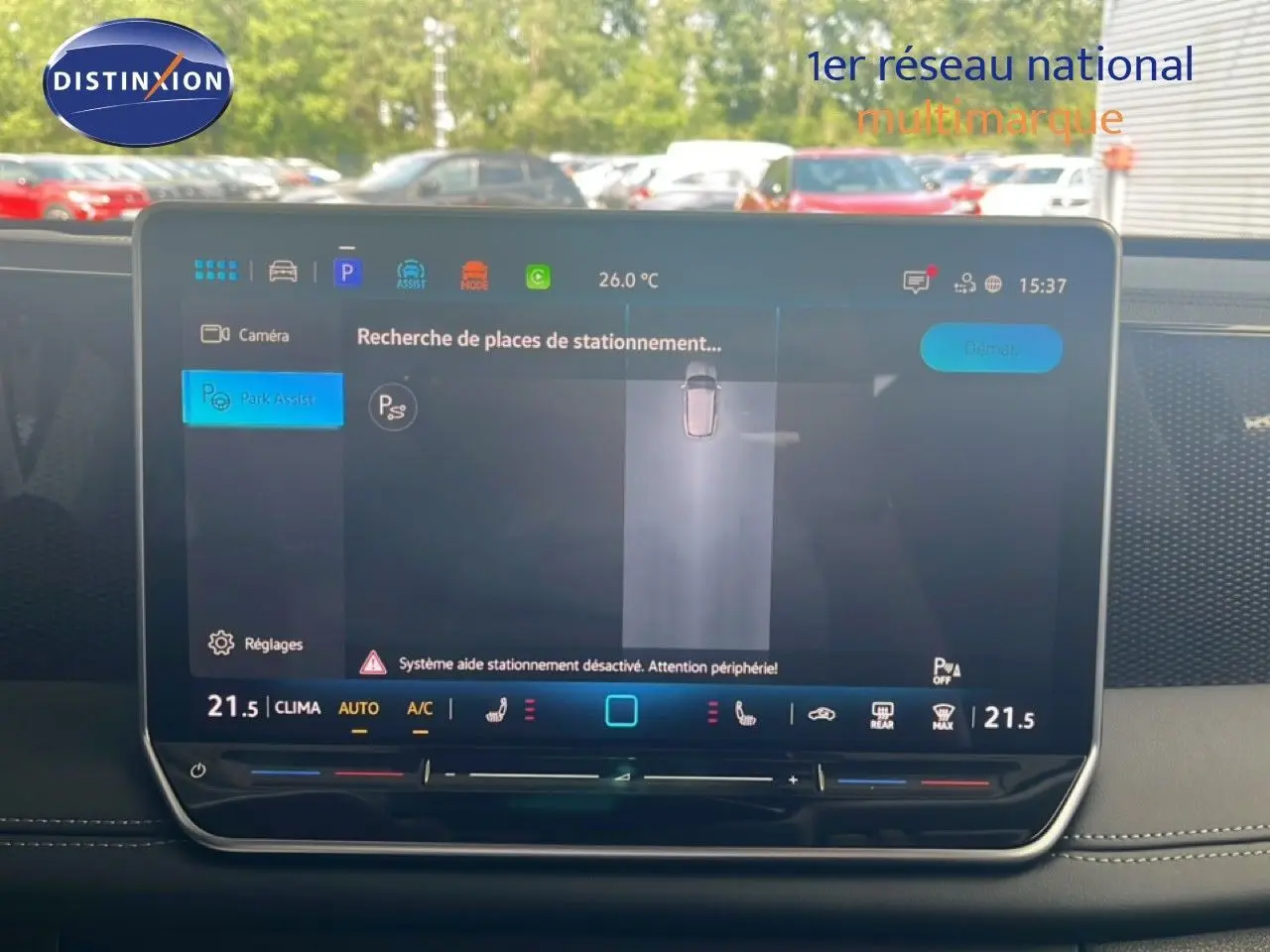 Écran tactile central du Volkswagen Tiguan 2026 affichant l'assistance au stationnement, intérieur noir.