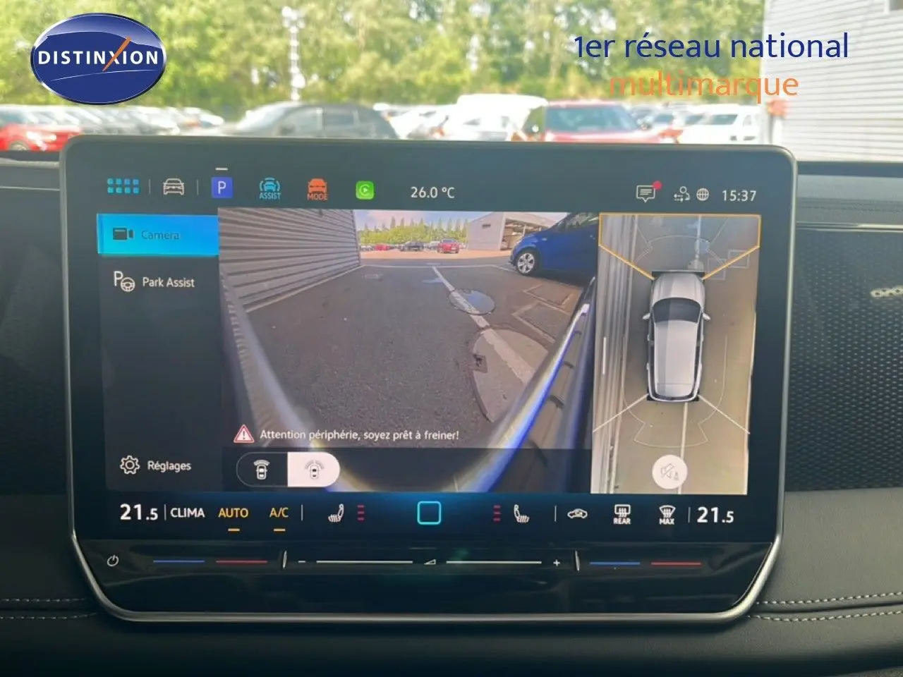 Écran tactile intérieur du Volkswagen Tiguan 2026 montrant l'assistance au stationnement avec vue caméra et top-down.