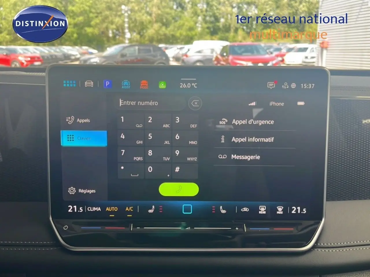 Vue intérieure centrée sur l'écran tactile du tableau de bord du Volkswagen Tiguan noir Grenadilla 2026.