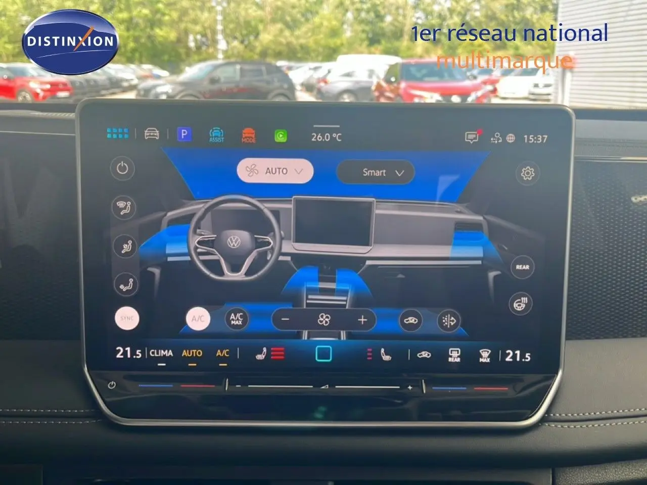 Écran tactile du tableau de bord du Volkswagen Tiguan 2026 affichant les réglages de climatisation et de confort intérieur.