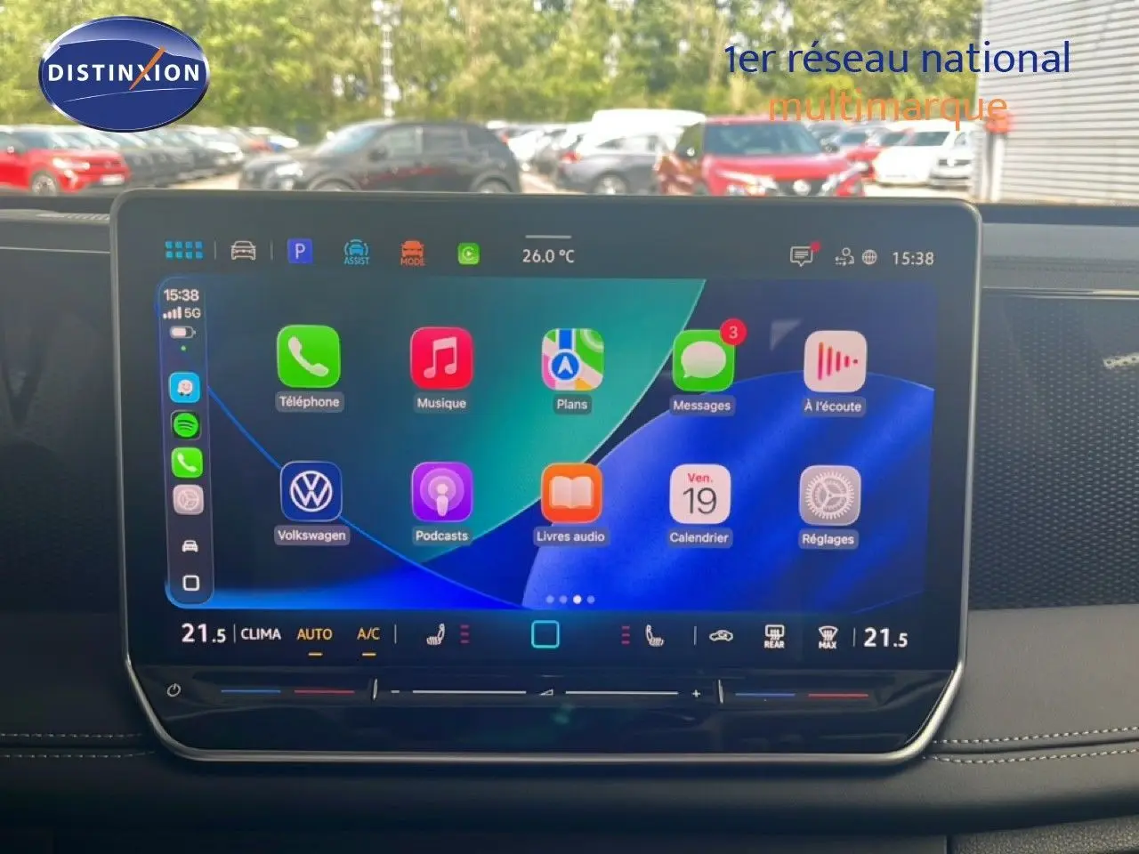 Écran tactile central du Volkswagen Tiguan 2026 affichant les applications connectées, avec tableau de bord noir en arrière-plan.