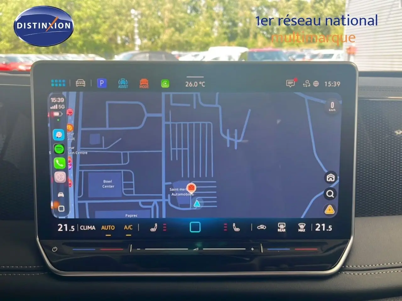 Vue rapprochée de l’écran tactile central du Volkswagen Tiguan noir Grenadilla, affichant la navigation et la climatisation.