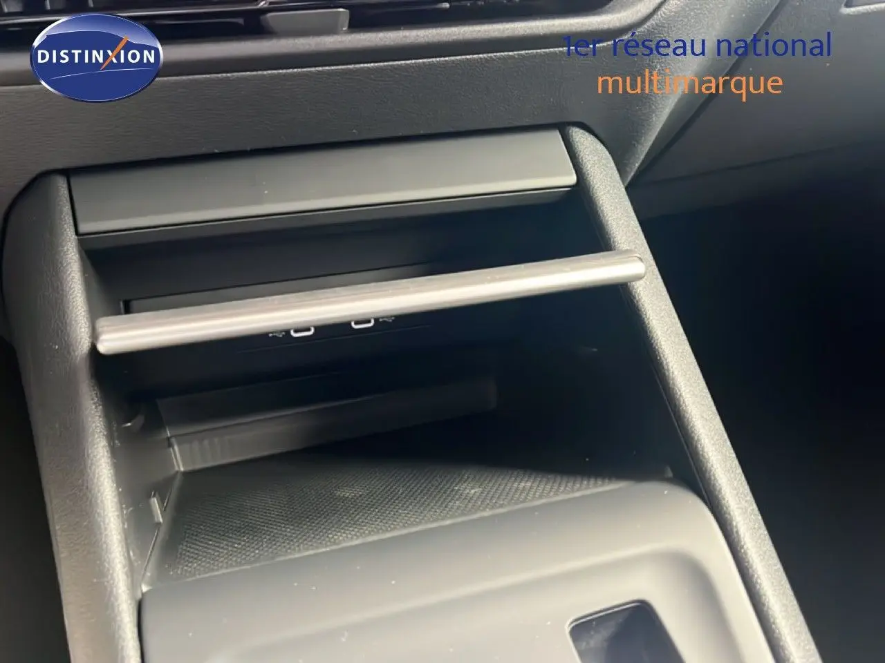 Détail de la console centrale noire du Volkswagen Tiguan 2026, avec ports USB visibles en gros plan.