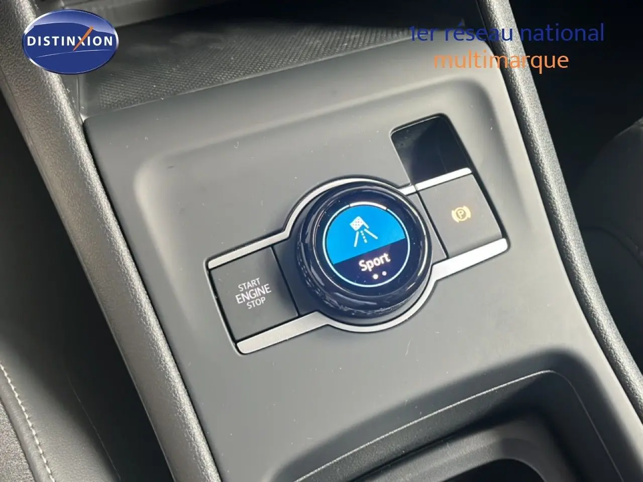 Gros plan sur la console centrale du Volkswagen Tiguan 2026 noir, avec bouton de mode Sport et démarrage moteur.