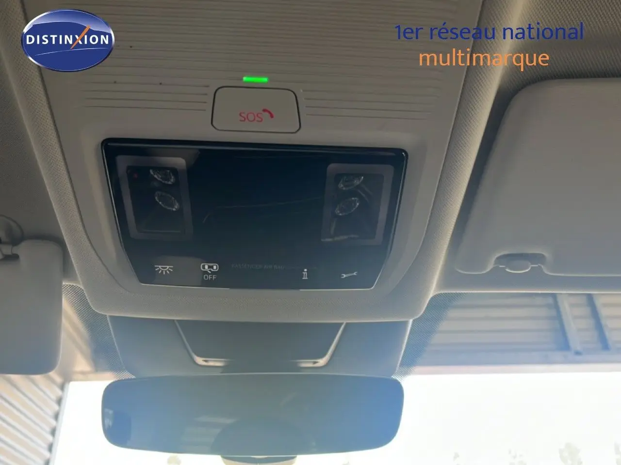 Vue intérieure du plafond avant du Volkswagen Tiguan 2026 noir, montrant les commandes d'éclairage et le bouton SOS au-dessus du rétroviseur.