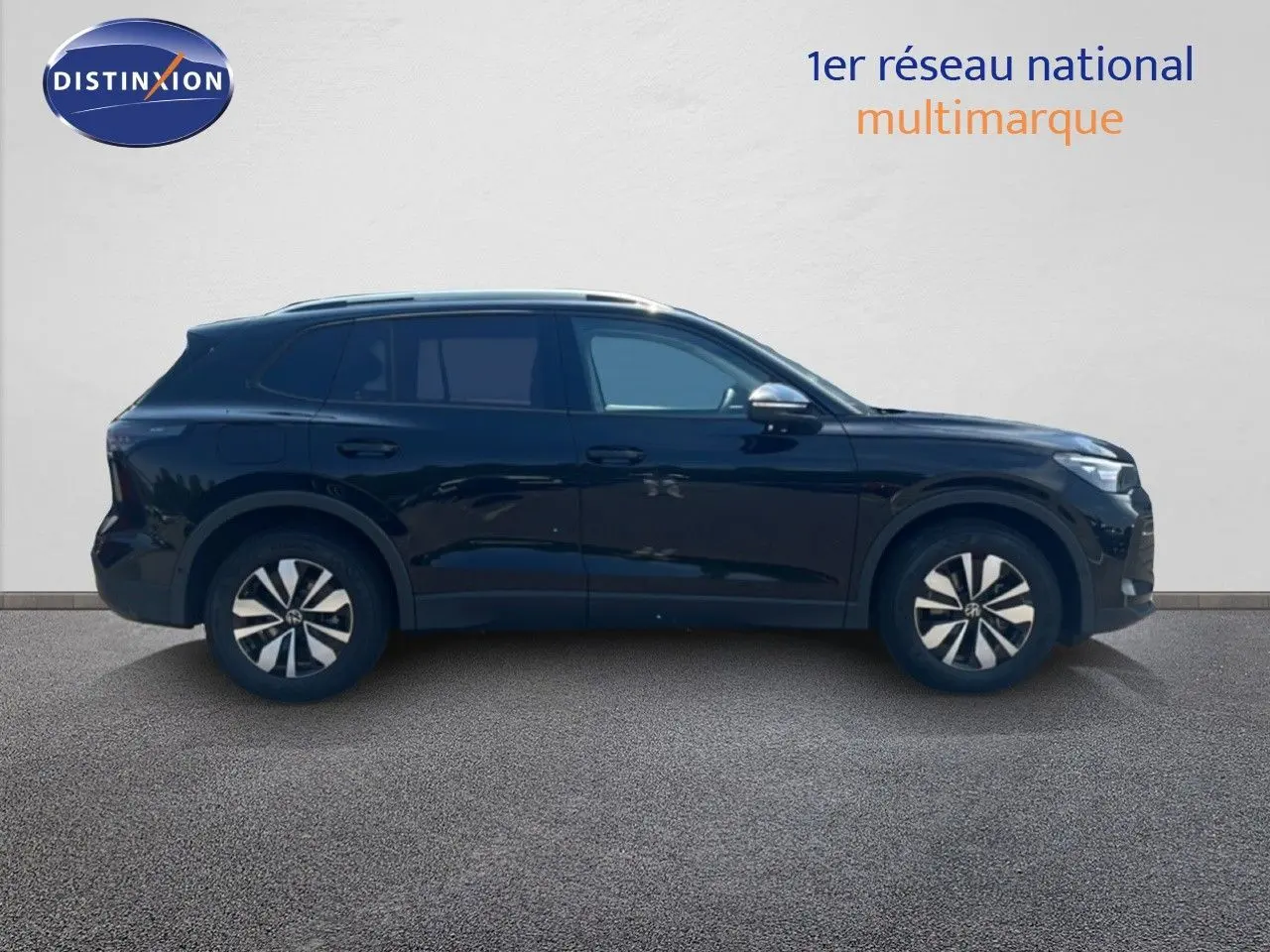 Profil côté droit du Volkswagen Tiguan noir Grenadilla 2026, finition 30 Years avec jantes bicolores et toit profilé.