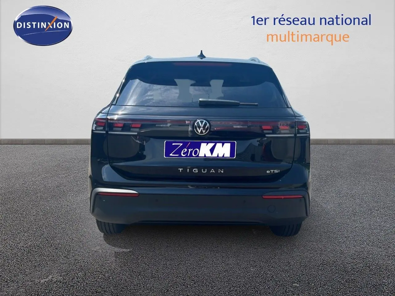 Vue arrière d'un Volkswagen Tiguan noir Grenadilla Metal 2026 avec feux LED et logo central visible.