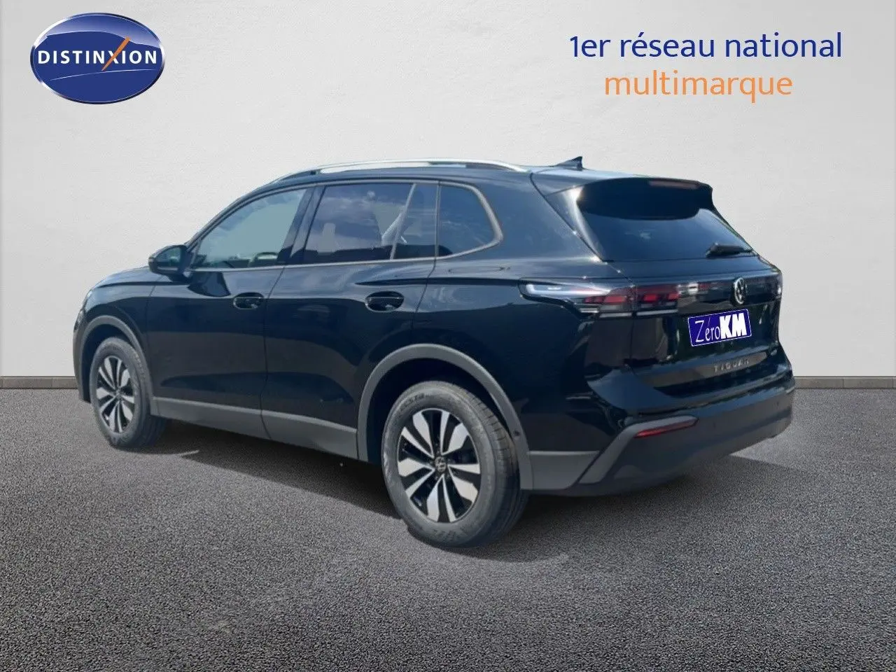 Vue 3/4 arrière droite du Volkswagen Tiguan noir Grenadilla métallisé avec jantes distinctives et feux arrière LED.