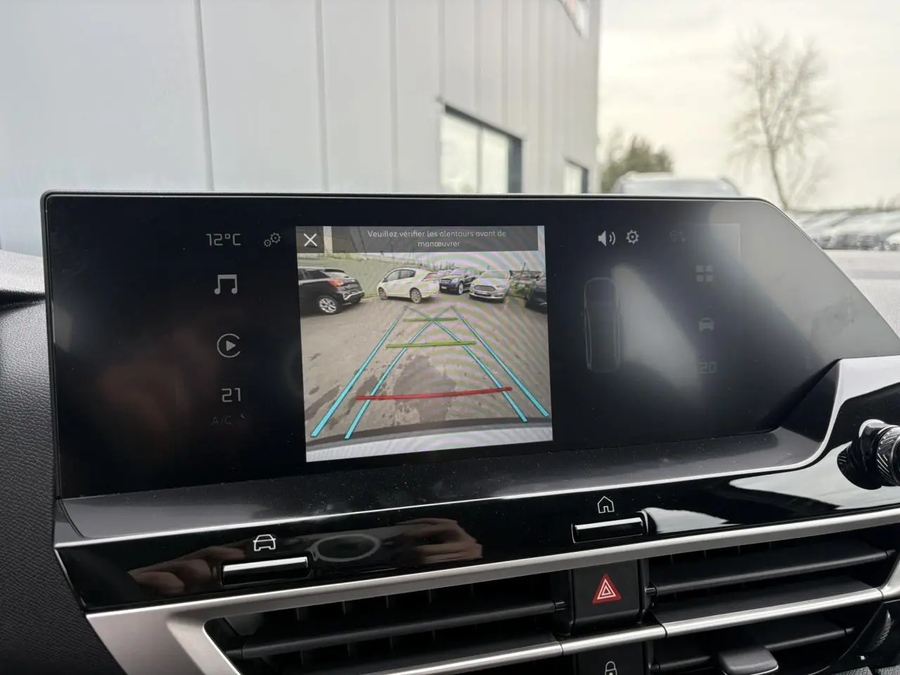 Écran central de la Citroën C4 2024 montrant la caméra de recul avec guidage en lignes colorées.