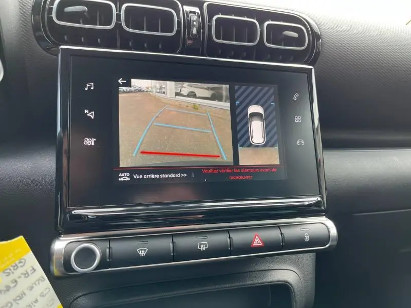 Écran tactile intérieur de la Citroën C3 Aircross 2020 montrant la caméra de recul avec guidage dynamique.
