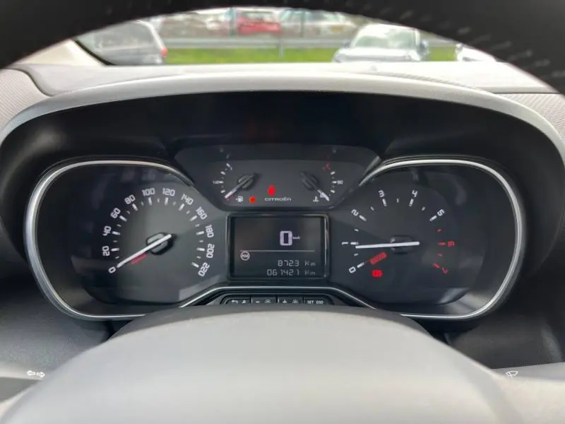 Vue rapprochée du tableau de bord numérique d'une Citroën C3 Aircross 2020 avec affichage kilométrique et compte-tours.