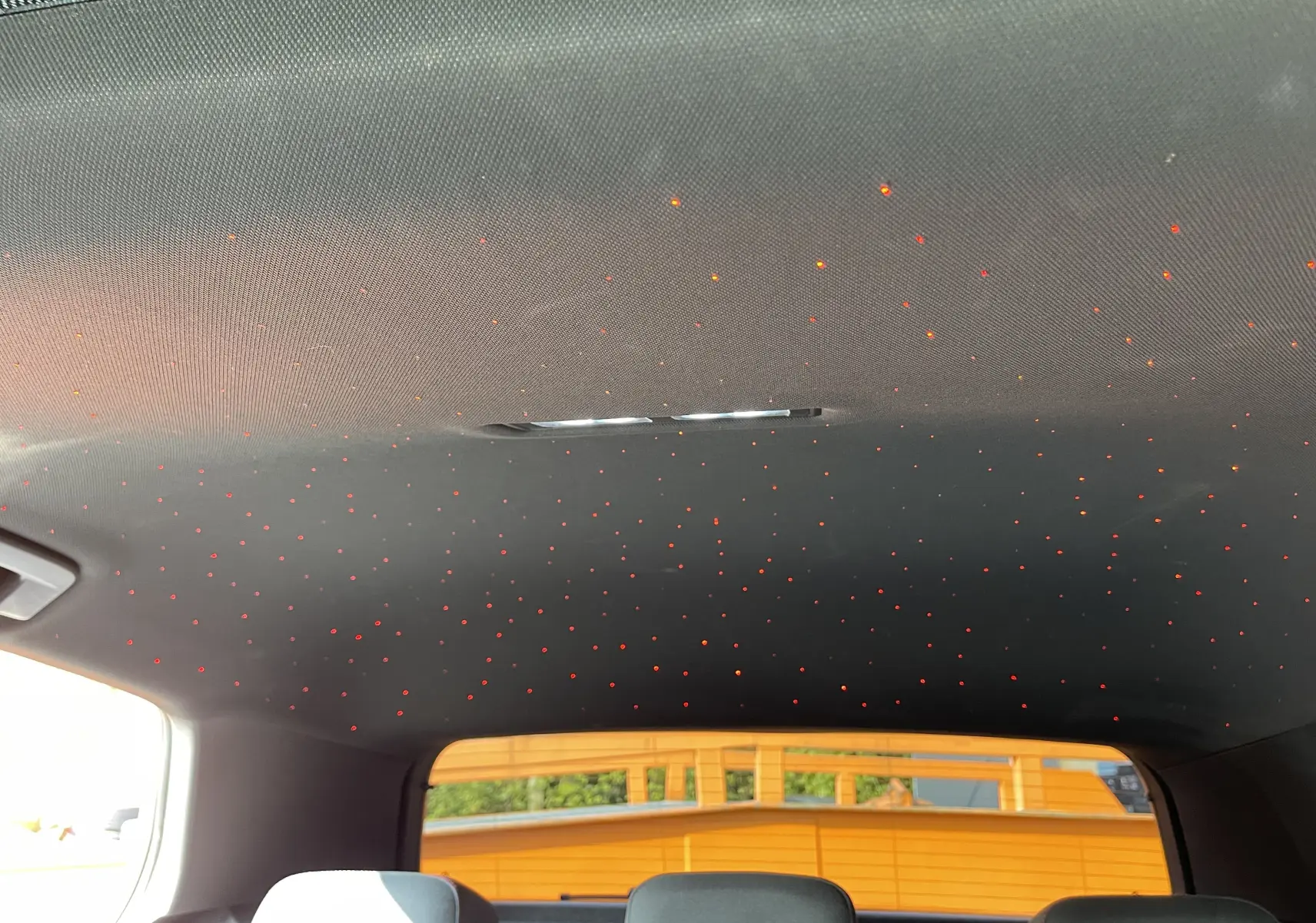 Toit intérieur noir de la Volkswagen Golf VIII GTI 2021 avec éclairage d'ambiance en points lumineux rouges.