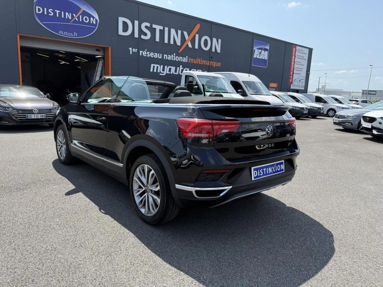 Volkswagen T-Roc Cabriolet noir nacré vue 3/4 arrière droit, capote ouverte, jantes alliage 18 pouces Montego Bay.