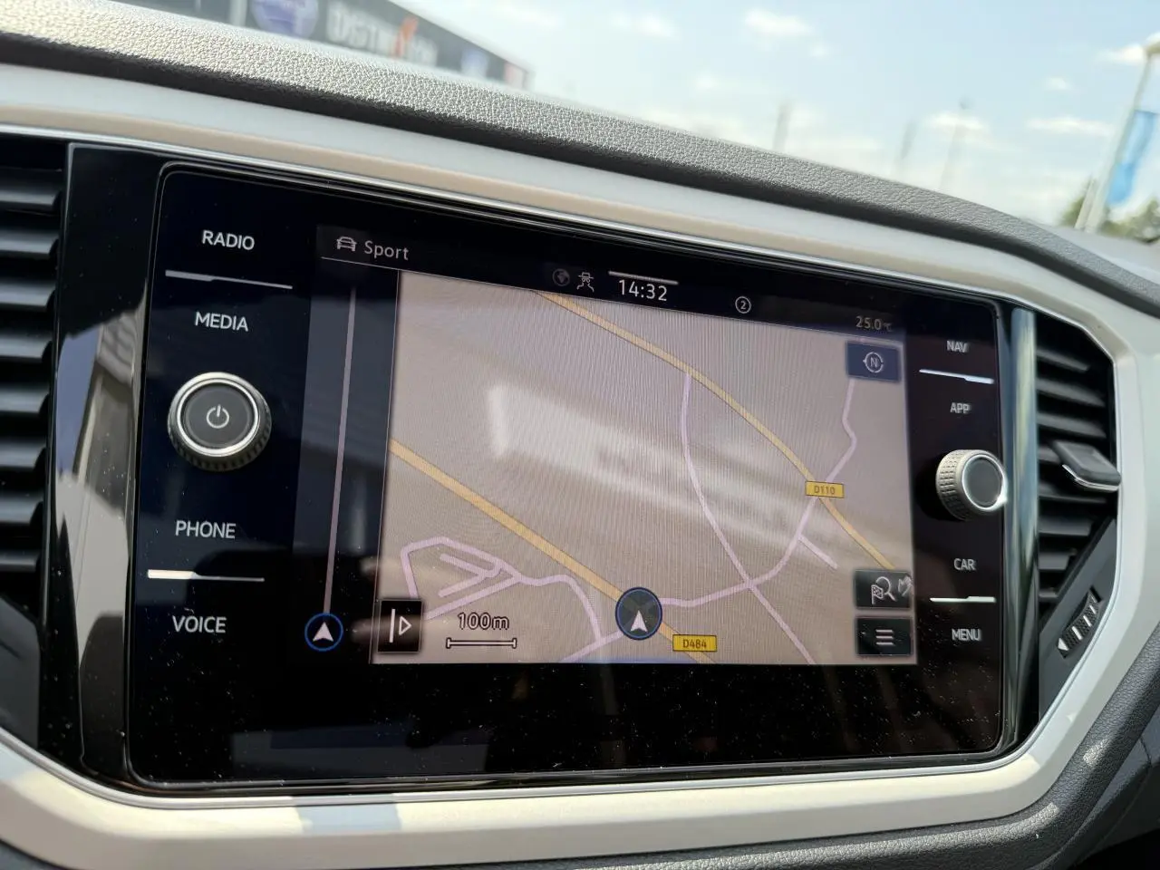 Écran tactile du système de navigation Discover Media dans le tableau de bord du Volkswagen T-Roc Cabriolet noir.