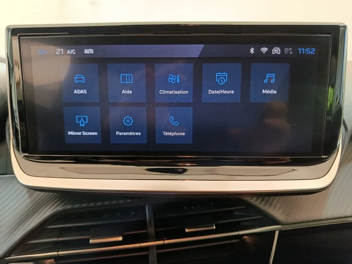 Écran tactile central de la Peugeot 208 PureTech 100 S&S Allure affichant les menus ADAS, climatisation et média.