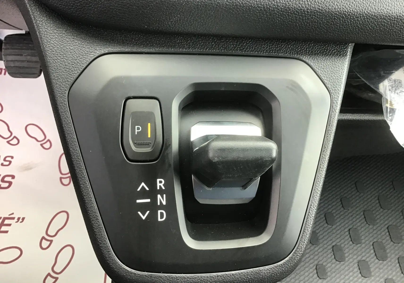 Gros plan sur le levier de vitesses automatique noir et gris du Renault Trafic Fourgon 2025, avec bouton parking allumé.