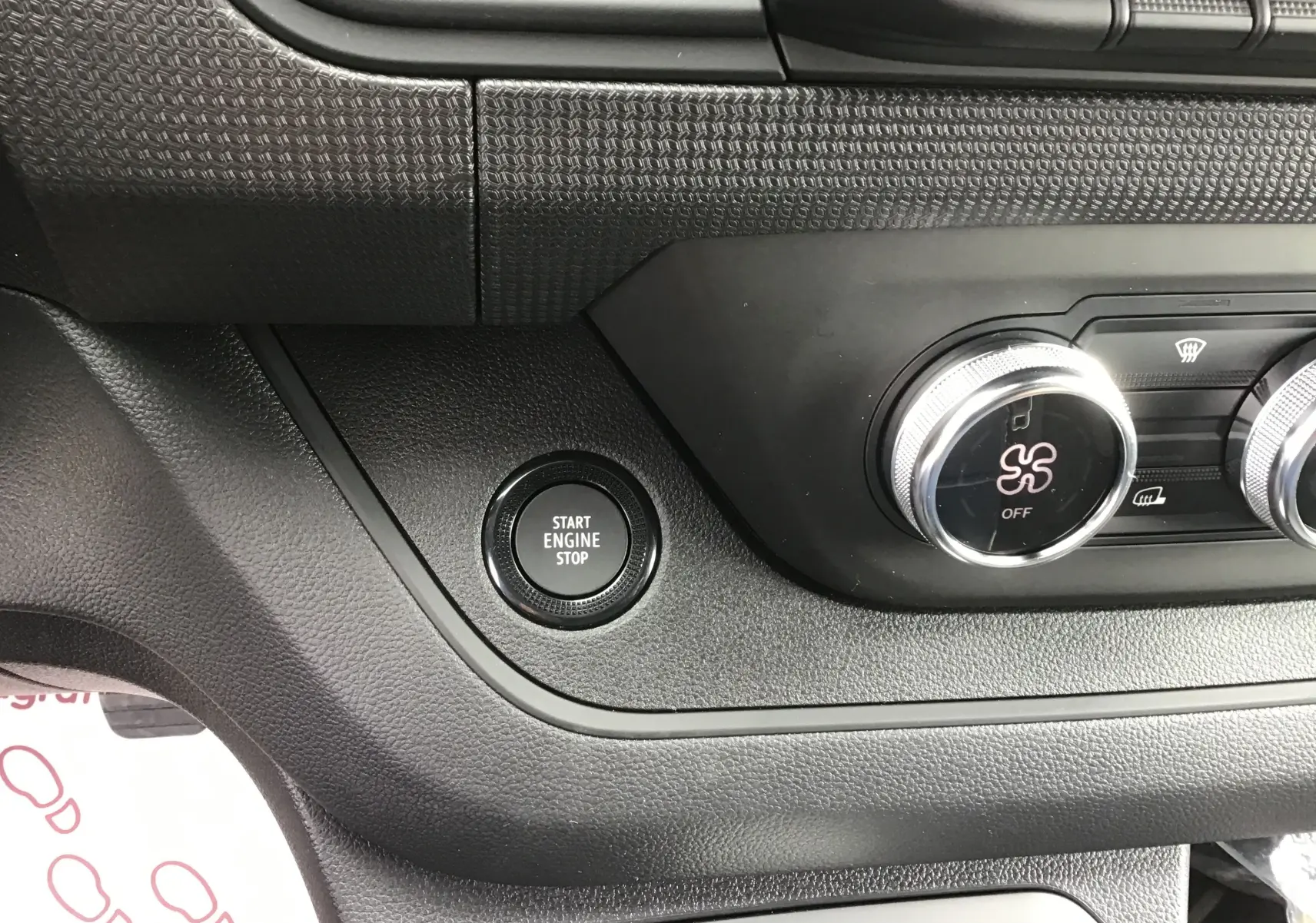 Détail intérieur montrant le bouton Start Engine Stop et les commandes de climatisation du Renault Trafic Fourgon gris Comète.