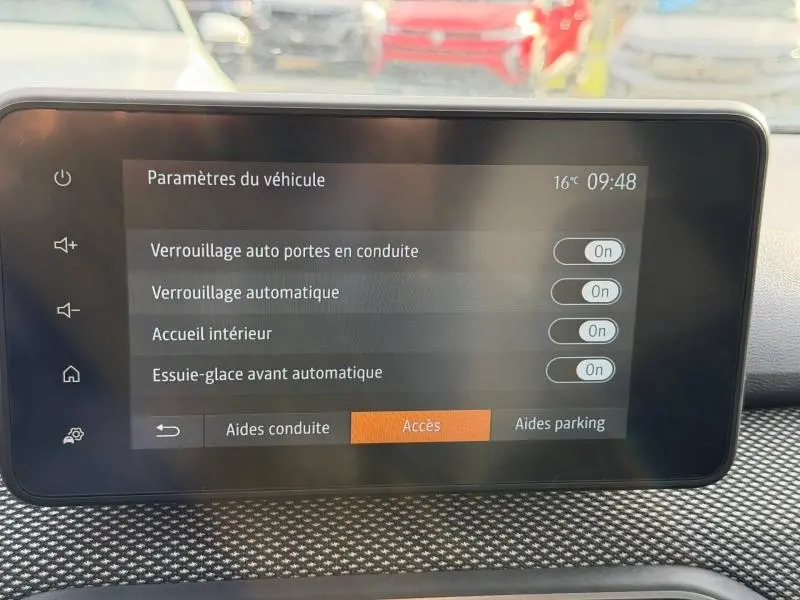 Écran tactile du tableau de bord du Dacia Jogger 2025 affichant les paramètres d’accès et de verrouillage automatique.