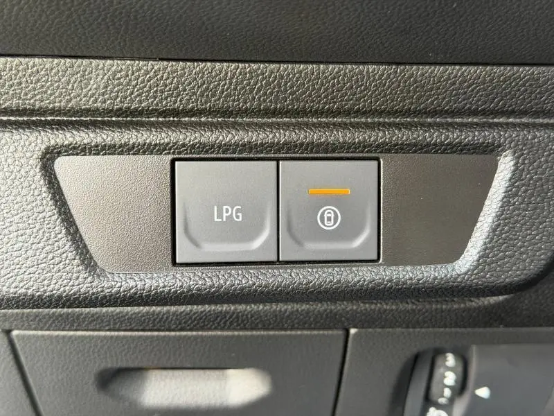 Gros plan sur les boutons de commande LPG et verrouillage dans l'habitacle du Dacia Jogger 2025.