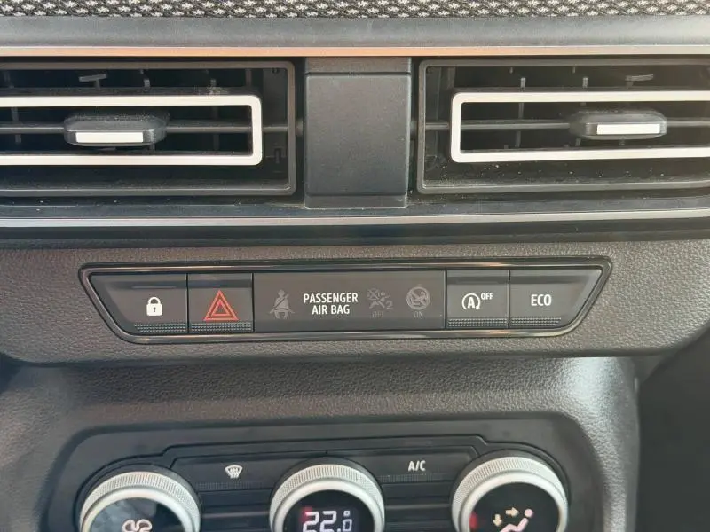 Gros plan sur la console centrale du Dacia Jogger 2025, montrant les boutons de sécurité et climatisation.