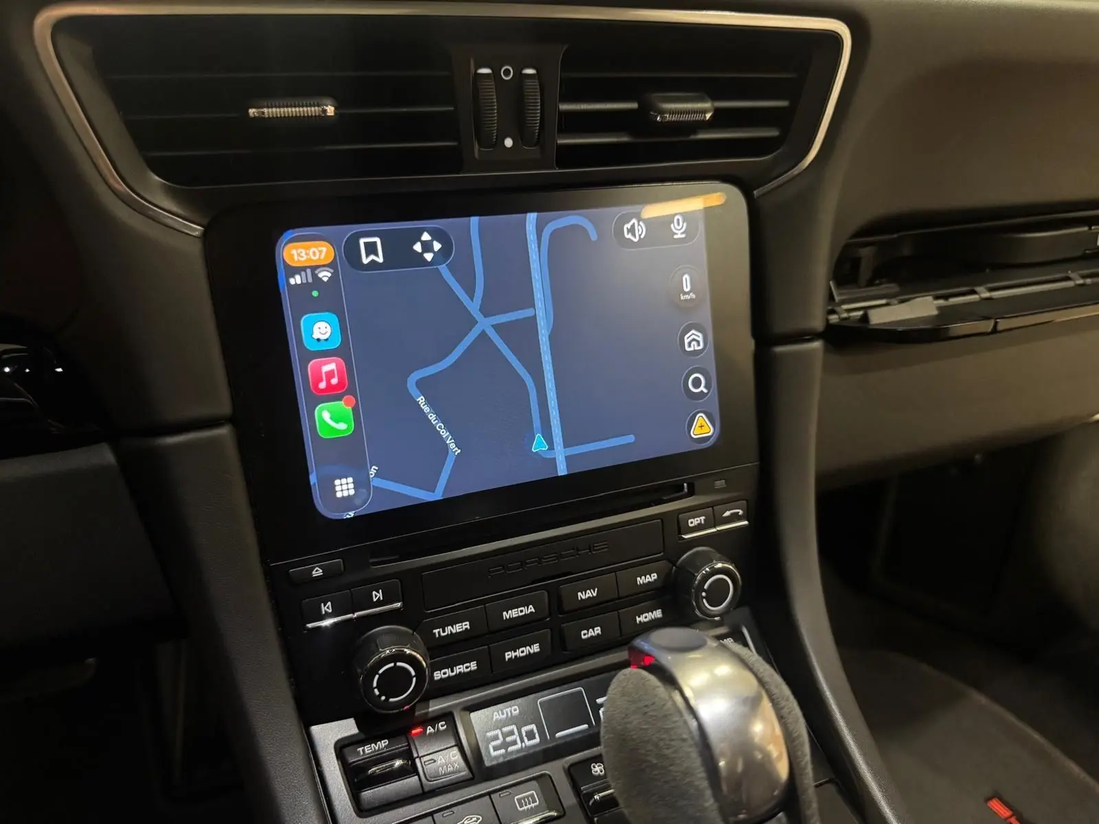 Vue rapprochée de la console centrale de la Porsche 911 991.2 Carrera T gris GT Silver avec écran tactile et levier PDK en alcantara.
