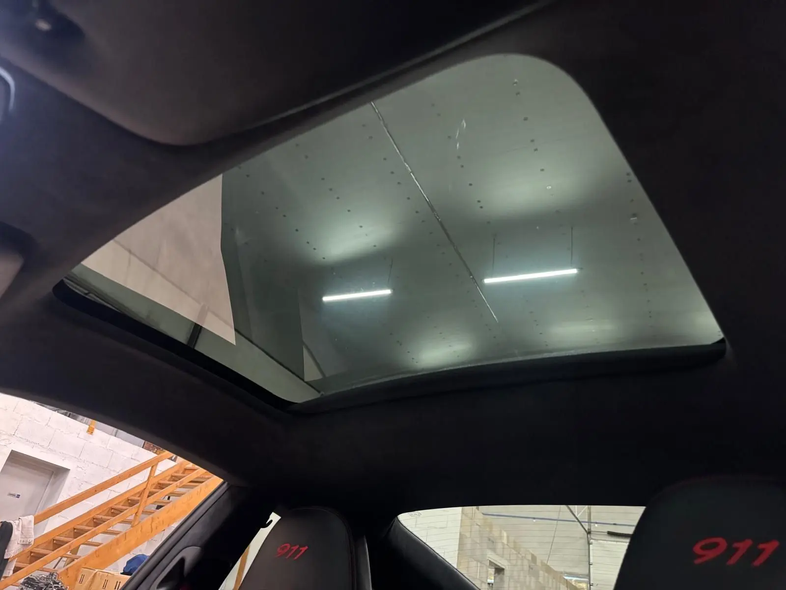 Toit ouvrant panoramique visible depuis l'intérieur noir de la Porsche 911 991 2 Carrera T gris GT Silver.