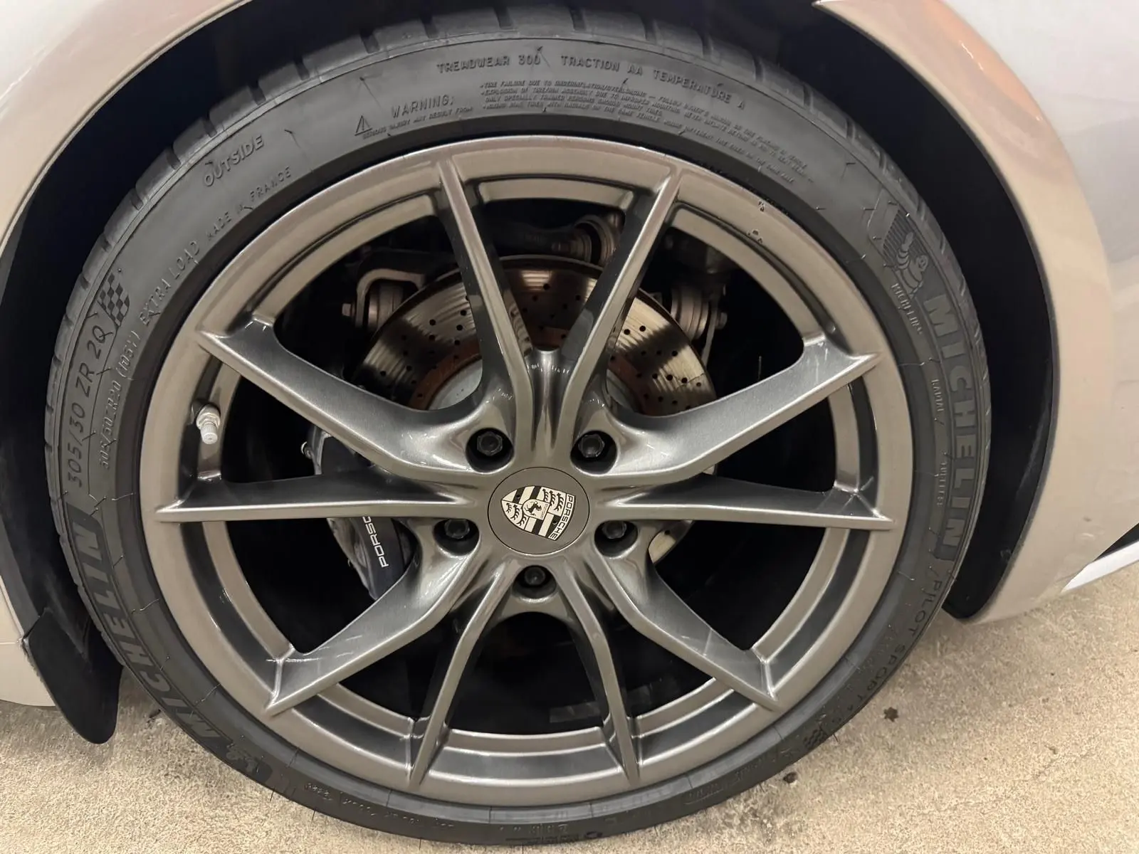 Gros plan sur la jante Carrera S 20 pouces gris foncé de la Porsche 911 991 2 Carrera T Gris GT Silver.