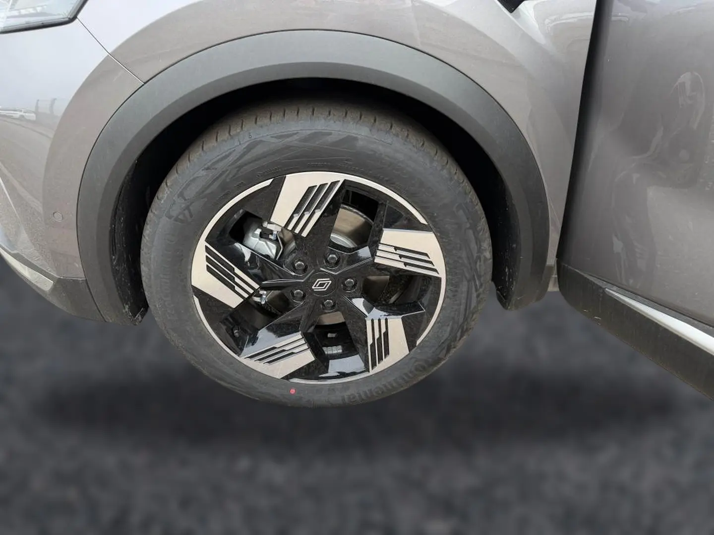 Gros plan sur la roue avant droite gris cassiope du Renault Symbioz 1.8 e-tech full hybrid avec jante alu noire et argent.