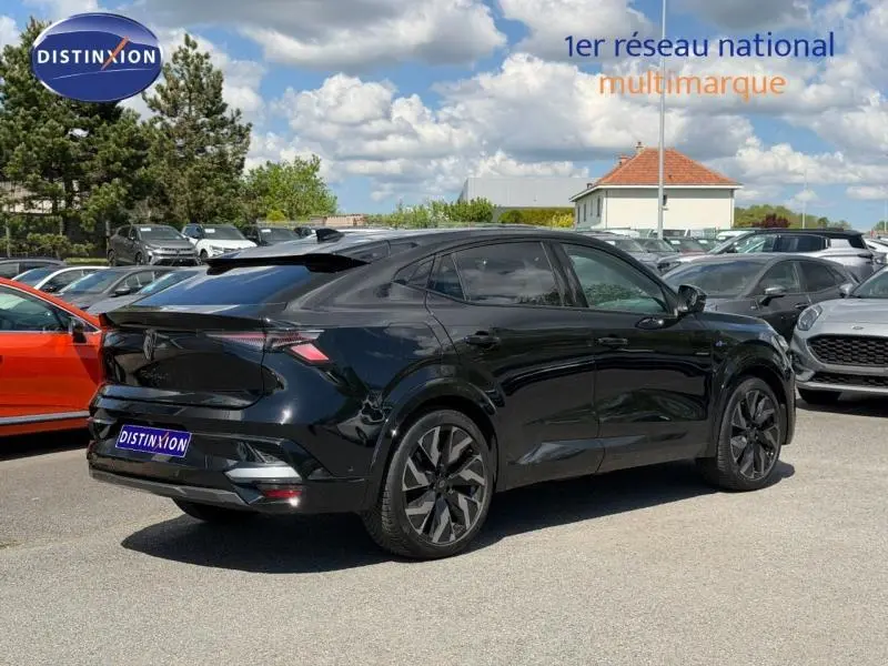 Vue 3/4 arrière droite du Renault Rafale noir étoilé métallisé avec jantes alu et feux arrière LED distinctifs.