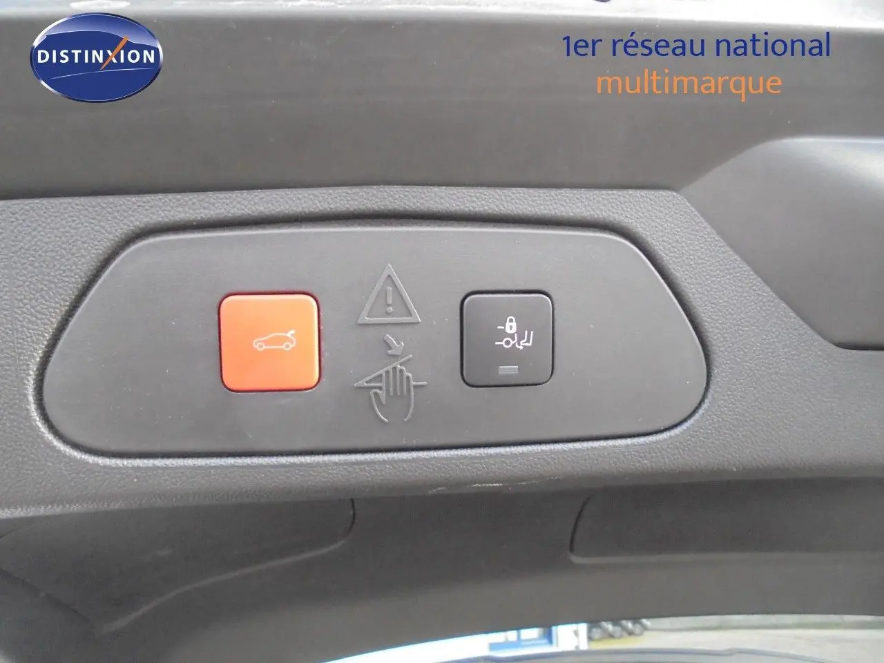 Boutons de commande du hayon électrique sur le panneau intérieur du coffre d'un Opel Grandland X gris Moai Metal.