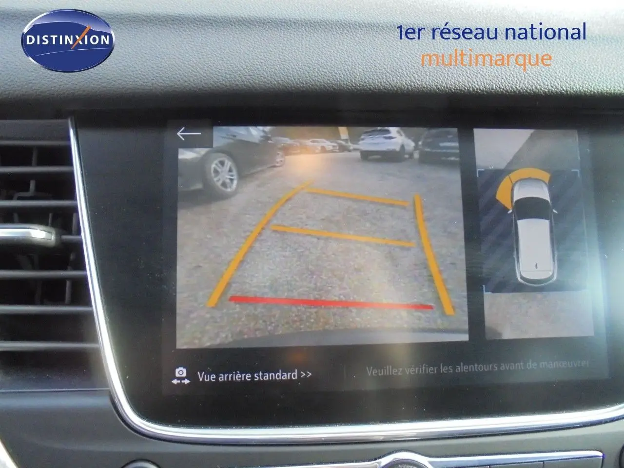 Écran multimédia montrant la caméra de recul avec guidage de trajectoire du SUV Opel Grandland X gris Moai Metal.