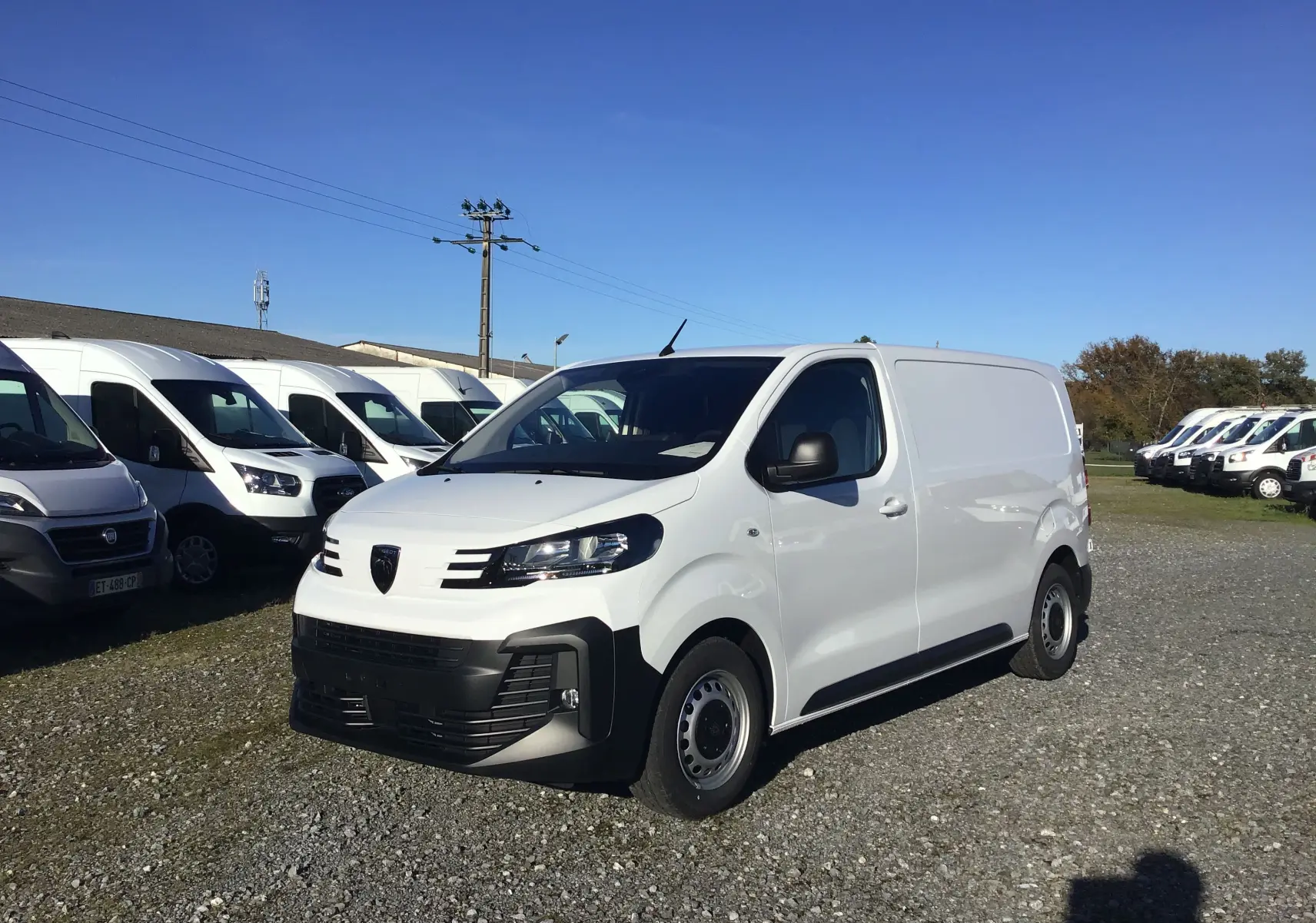 Fourgon blanc Peugeot Expert NM M EAT8 2.0 BlueHDi 180 vu en 3/4 avant droit sur un parking extérieur.